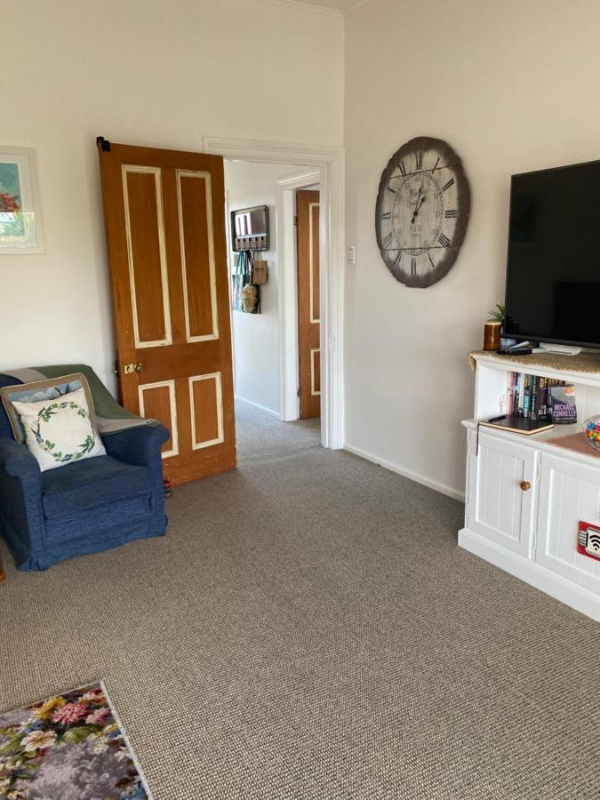 Wee Blue Bnb- Central Cosy Villa تيمارو المظهر الخارجي الصورة